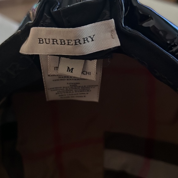 Black BURBERRY hat medium size with silver chain across the cap seminew - Picture 4 of 4